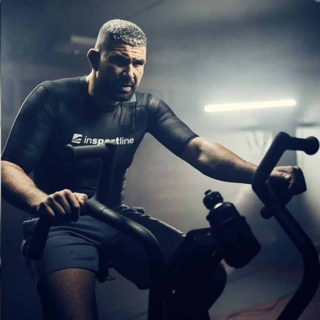 Mand træner på airbike