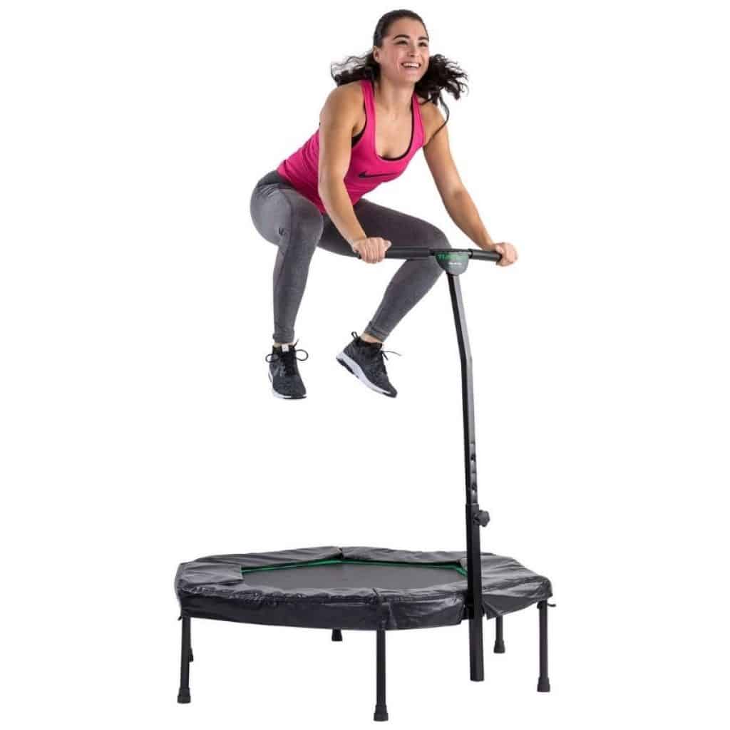 Dame på fitness trampolin