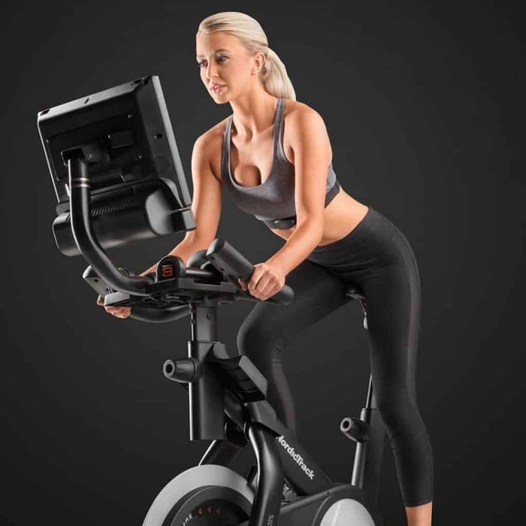 Dame på motionscykel